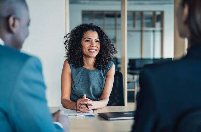 Consultante Ecobank en entretien avec des clients